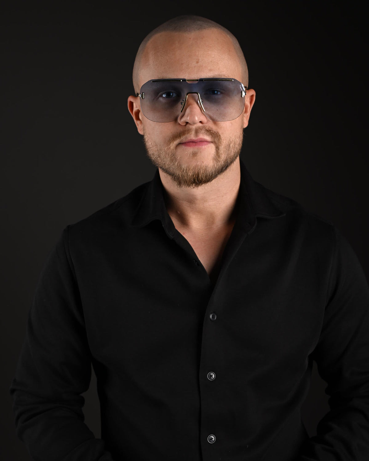 Rasmus Gozzi i svart skjorta och tonade solglasögon